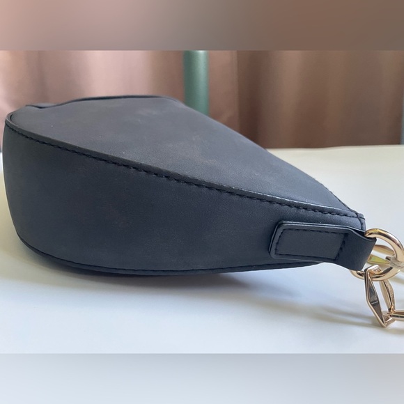 Universal Thread Black and Gold Shoulder Bag with Crescent Shape Chic Modern - Picture 9 of 9